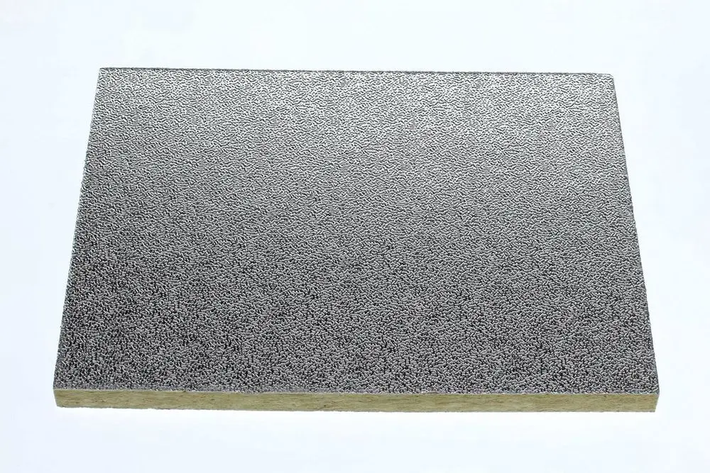 Platte mit strukturierter Oberfläche auf einer leicht hellen Unterlage, möglicherweise für Wärmeschutzverwendung, mit Bosch als Hersteller.